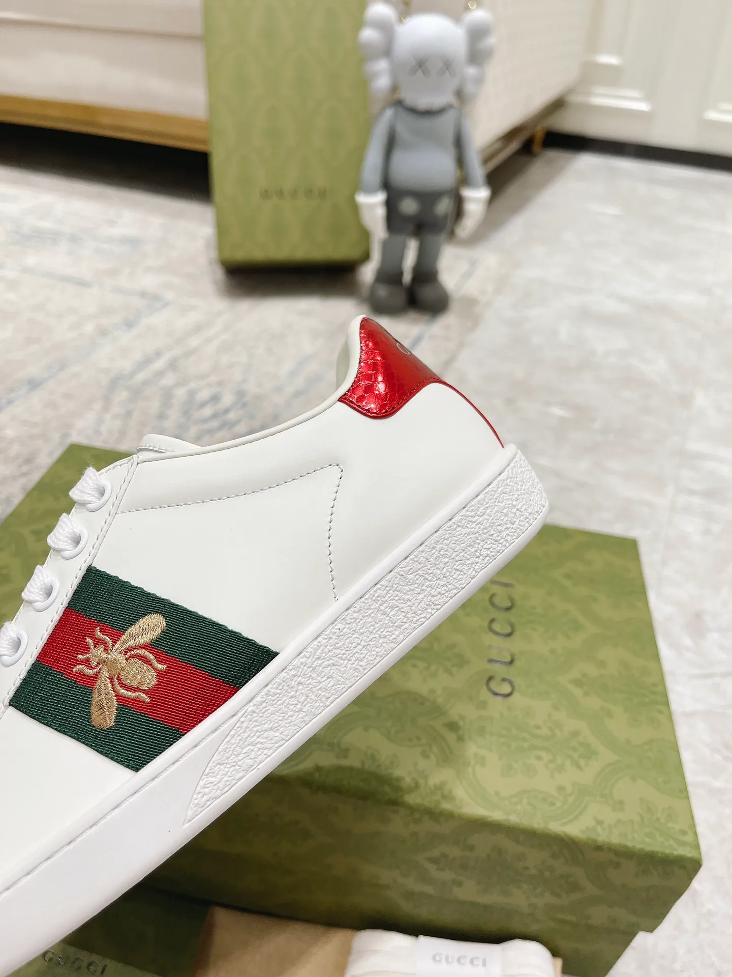 👟👟Ex-factory price 440👟👟 Women's shoe factory GUCCi's latest anti-counterfeiting line classic sports lace-up white shoes for couples ☝︎57 layouts of the whole series are shipped with high quality★ Color matching is being updated continuously... 🔥Look for our upgraded version quality, original mold opening ✔️Original last shape ✔ Everything is authentic from the inside out🥊 🍬Material: 🔸The upper is made of Italian cowhide imported from the original factory. The comfort and softness are higher than ordinary cowhide from domestic factories. ➕Full cowhide lining and foot pads. The lining adopts the same lasting method as the original. The midsole is also printed with double G and the insole is also original molded. 3D craftsmanship❗���Different from ordinary products in the market❗️➕The outsole adopts the original high-density one-to-one sole➕⚠️The snakeskin tail is consistent with the authentic color, and the real snakeskin is a small piece➕🗯The embroidered patches are also authentic. After disassembly, each color comparison is accurate before shipment‼ ️ Shoe size: Female 35-40 Male 39-44